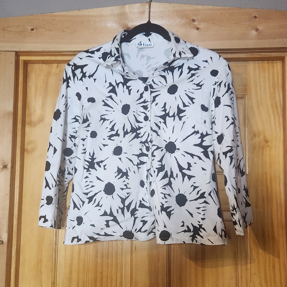 ⭐️All Hours Women's Black and White Floral Button Down Shirt Size Medium